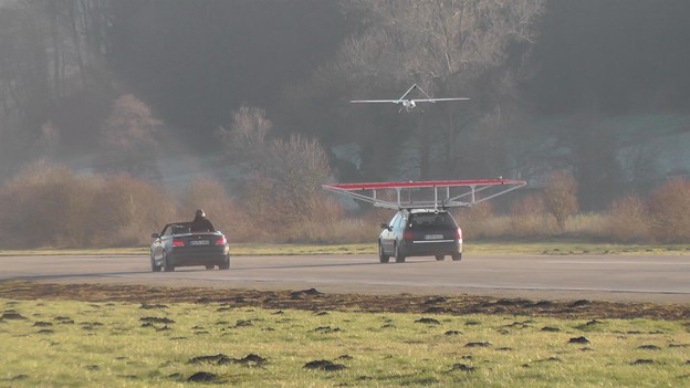 VIDEO: Autonomno slijetanje drona na pokretni auto