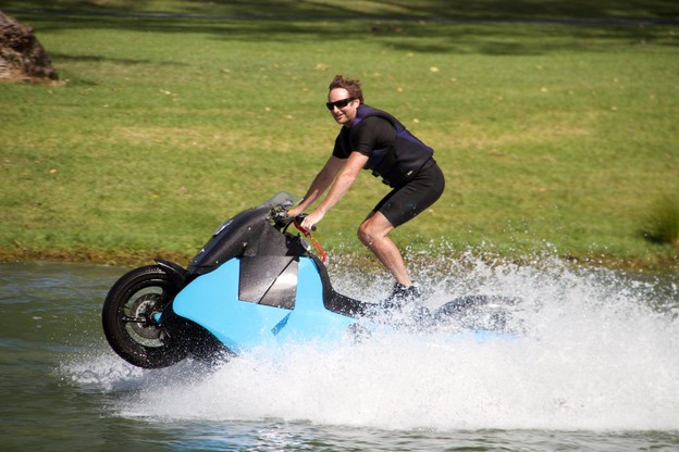 VIDEO: Motocikl i jet ski hibrid