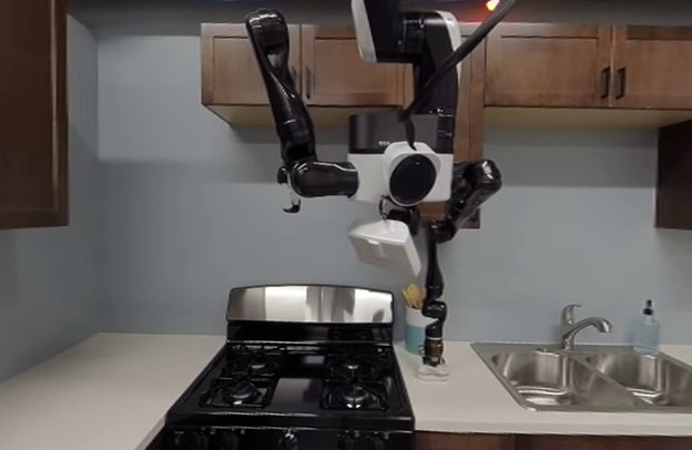 VIDEO: Robot batler visi sa stropa i pere suđe