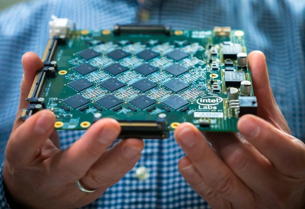 Neuromorfni Intelov čip dolazi u aute i protetiku