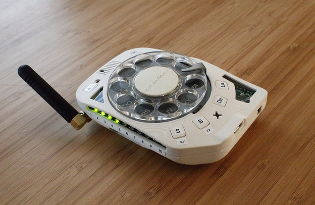 Prvi pametni telefon s okruglim brojčanikom