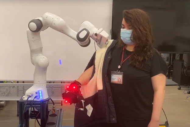VIDEO: Robot koji pomaže ljudima u oblačenju